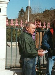 André Bertrand  nous faisant visiter la poudrerie de Saint-Chamas